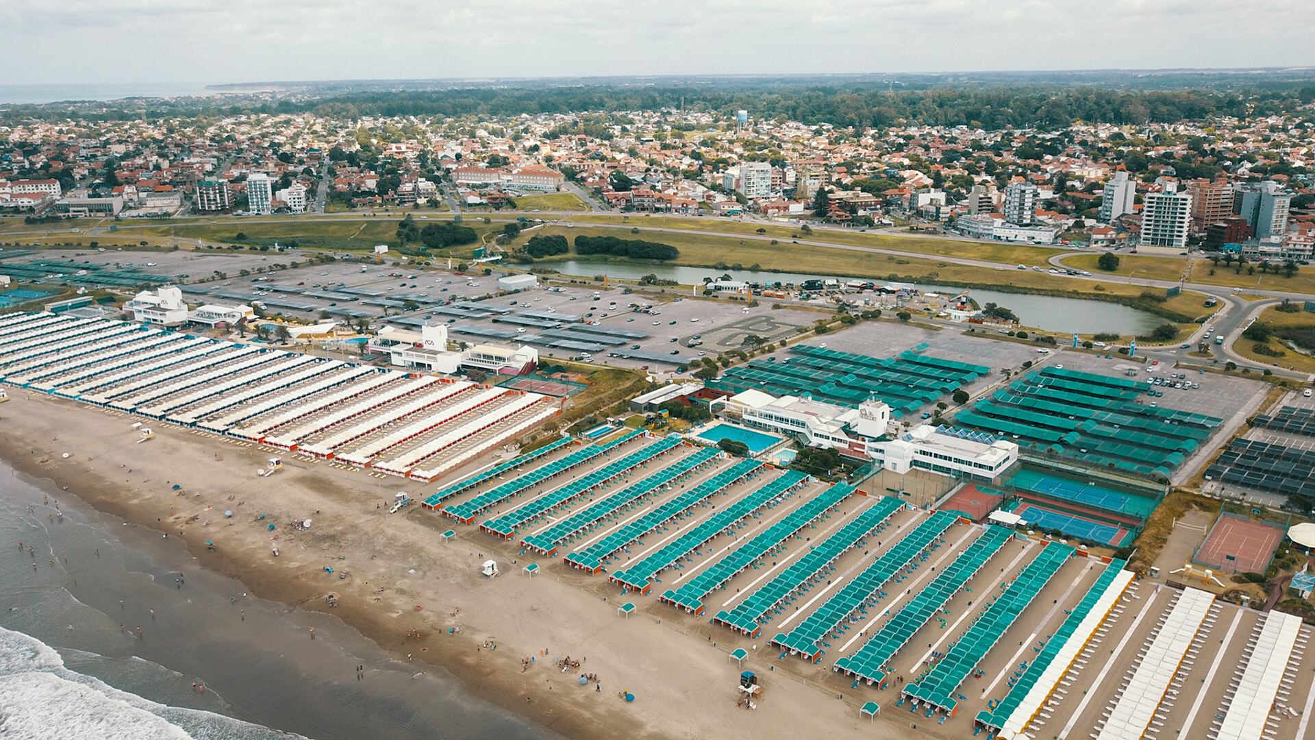 Punta Mogotes, con 24 balnearios y amplia oferta gastronómica y deportiva, se consolida como destino turístico en Mar del Plata (Christian Heit)