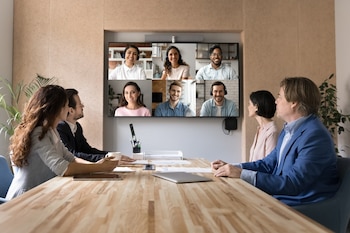 "La gente busca conectar con personas, no con una empresa que se muestra perfecta: quiere entender por qué confiar en vos, cuál es tu experiencia y por qué serías la opción que la puede ayudar a resolver su problema", destaca Victoria (Imagen: Shutterstock)