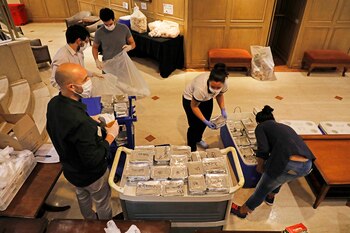 La distribución de las viandas.