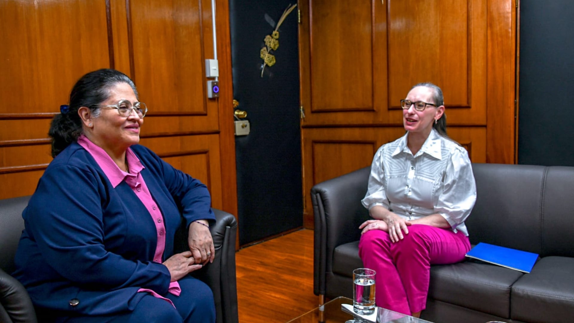 Marcela Flores dialogó con la encargada de Negocios de la Embajada estadounidense en La Paz, Debra Hevia (Créditos: Ministerio de Salud y Deportes Bolivia)