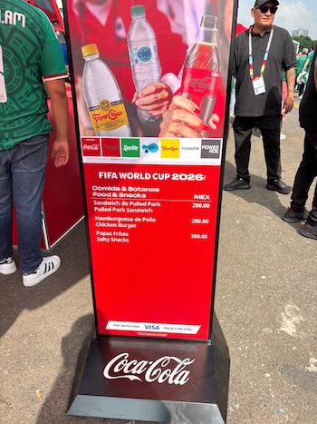 Los precios de alimentos y bebidas dentro del Estadio Ciudad de México durante el Mundial 2026 han generado debate entre aficionados, ya que una comida sencilla puede superar los 35 dólares por persona