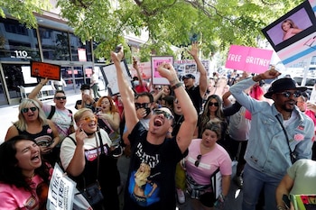 Seguidores de la estrella del pop Britney Spears celebran después de que un juez suspendió al padre de Britney Spears de su papel de controlador de los asuntos comerciales de la cantante, en el juzgado Stanley Mosk en Los Ángeles, California, Estados Unidos. 29 de septiembre de 2021. REUTERS/Mario Anzuoni