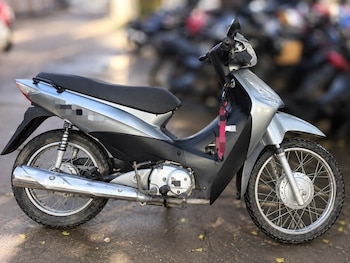 Córdoba: dos hombres detenidos tras abandonar una moto sustraída y escapar de la Policía