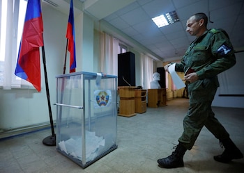 Un miembro del servicio de