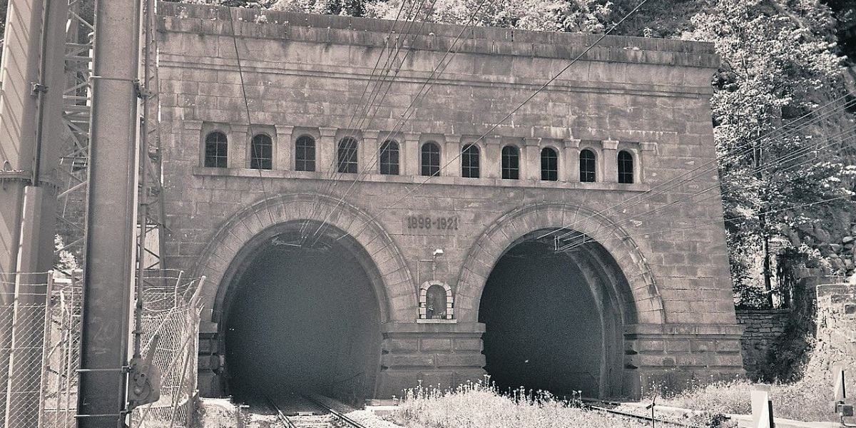La importancia estratégica del túnel motivó la construcción de un segundo conducto en 1921, extendiendo su longitud total a 19.823 metros (Wikipedia)