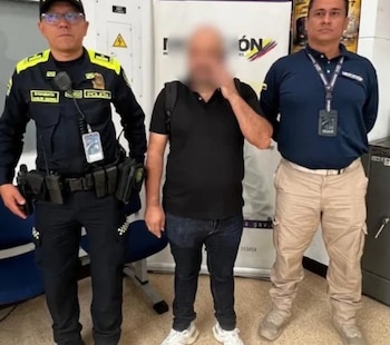 Uno de los colombianos intentó salir del país hacia México y fue detenido por las autoridades migratorias en el área de emigración - crédito Migración