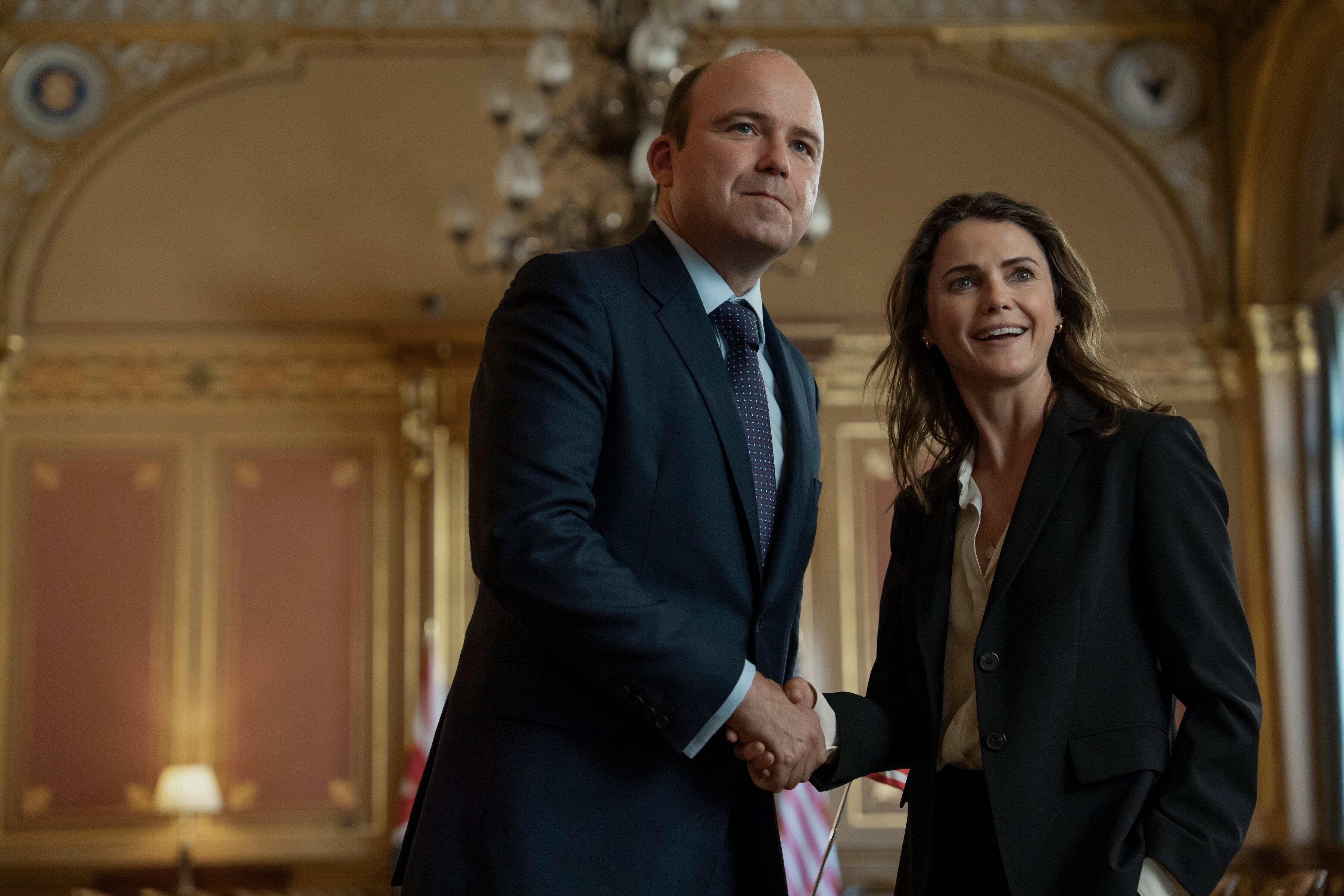 Rory Kinnear como Nicol Trowbridge y Keri Russell como Kate Wyler (Crédito: Nick Wall/Netflix © 2025)