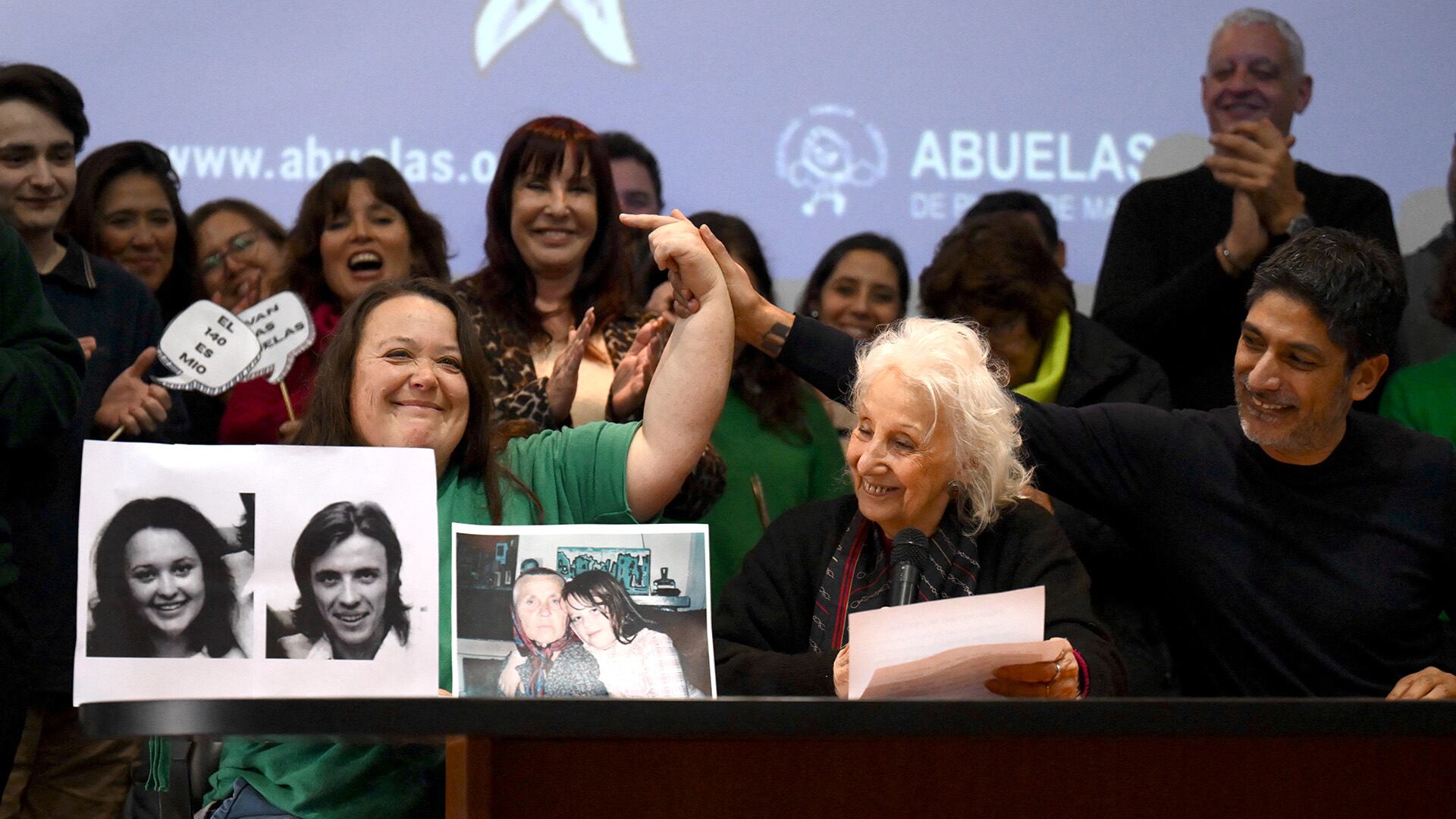 En julio de este año, las Abuelas encontraron al nieto 140: su hermana lo buscaba desde hacía años. (Photo by Luis ROBAYO / AFP)