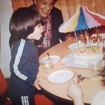 Con su abuela Amalia el día que le regaló su primer costurero
