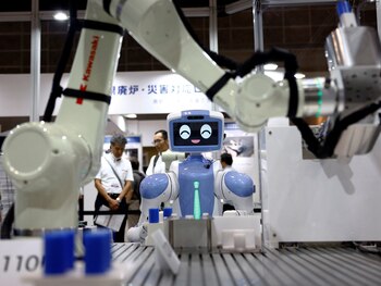 Mientras los robots asumen tareas