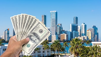 Miami: Dinero en mano y el skyline de la aspiración económica - VisualesIA ScribNews