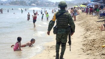 ACAPULCO, GUERRERO, 17ABRIL2019.- Un soldado realiza un recorrido en la playa Tamarindos como parte del operativo de seguridad a turistas por las vacaciones de Semana Santa.
FOTO: CARLOS ALBERTO CARBAJAL /CUARTOSCURO.COM