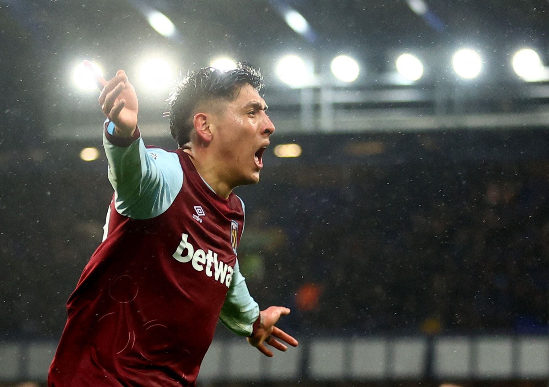 Edson Álvarez celebra su tercer gol de la temporada 2023/24 frente al Eveteron en la Premier League (REUTERS/Carl Recine)