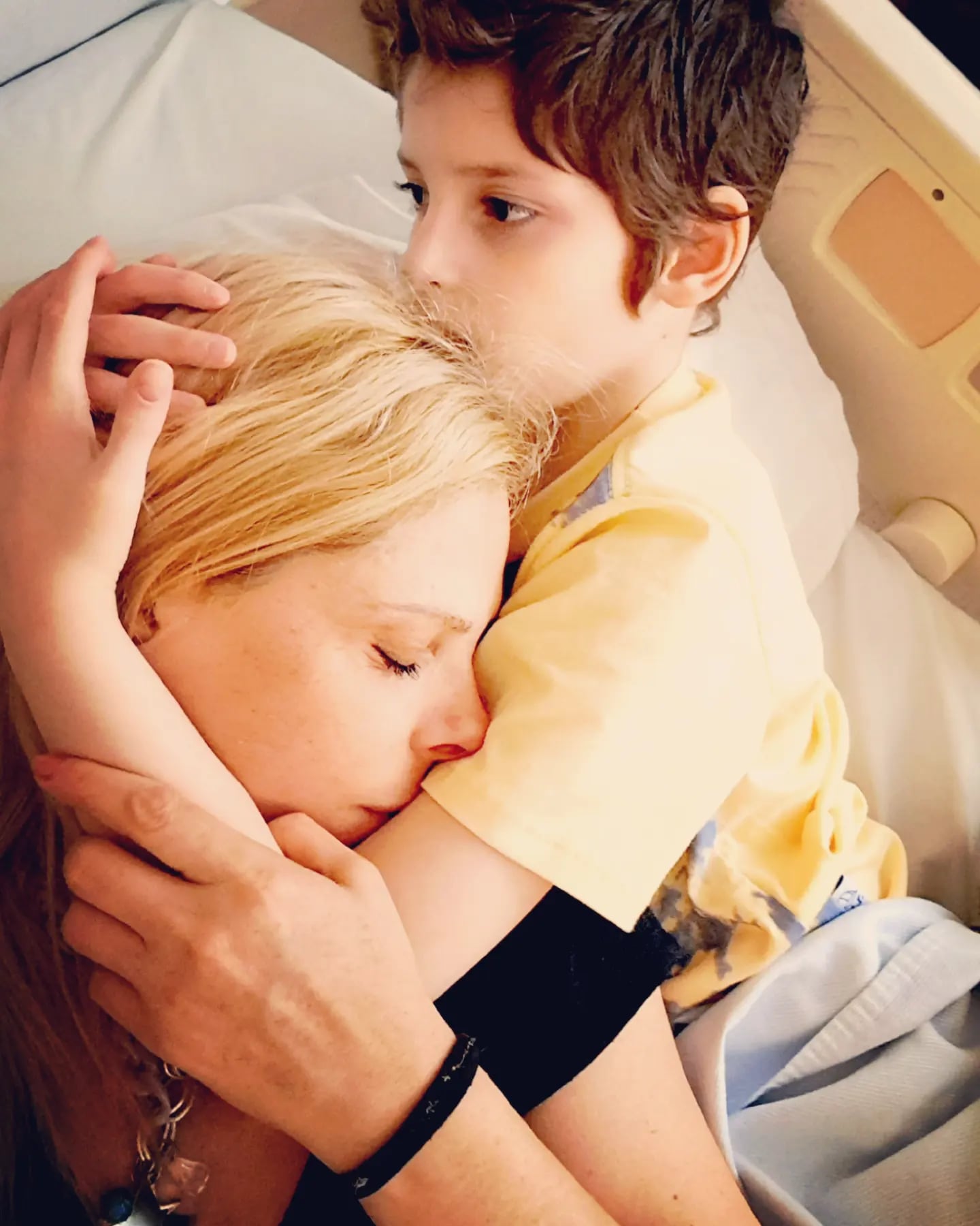 Fabiana Liuzzi permanece recostada junto a su hijo Antonio Ventura en una cama.