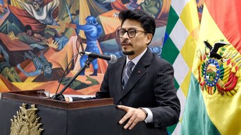 Rodrigo Paz con sus nuevos ministros de la Presidencia y Relaciones Exteriores, Fernando Aramayo y Héctor Huanca