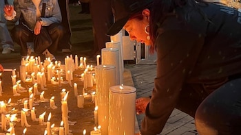 Con una velatón en el