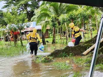 Bomberos de la Estación de Los Chiles trabajan junto con personal del SINAC en la atención de varias comunidades afectadas por las lluvias (Cortesía: Benemérito Cuerpo de Bomberos de Costa Rica).