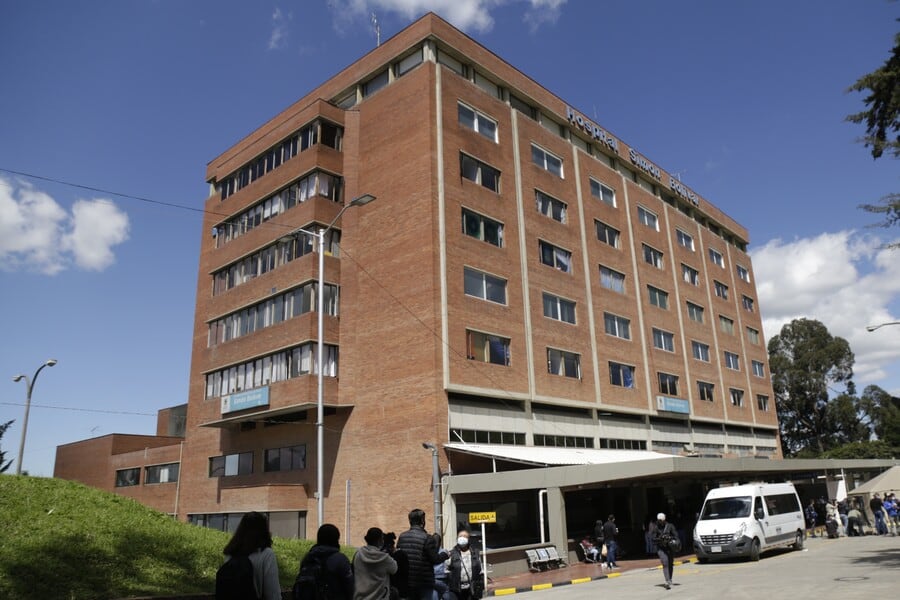 Equipos médicos trasladaron a los dos niños al Hospital Simón Bolívar. - crédito Álvaro Tavera/Colprensa