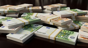 Paquetes de billetes de cien euros y cincuenta euros atados con bandas, sobre una superficie oscura y reflectante.