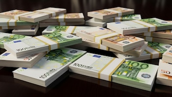 Lanzan al mar 600.000 euros desde una lancha al ver que se acerca la Guardia Costera y desatan el caos entre los bañistas