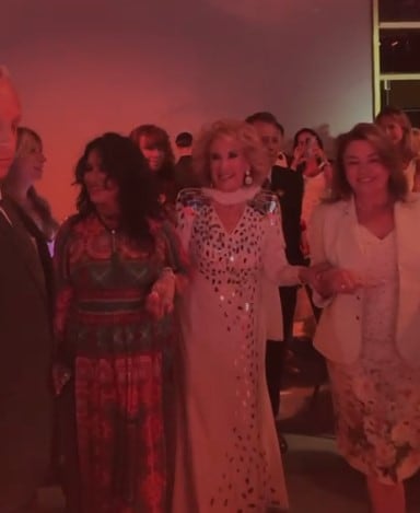 Mirtha Legrand llegó al festejo de Año Nuevo en el Hotel Costa Galana acompañada de su círculo íntimo