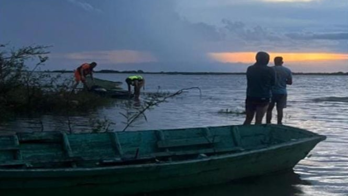 Operativo de rescate en el rio Paraná tras el vuelco de una lancha