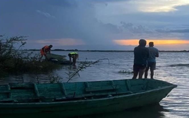 Buscan a dos personas que desaparecieron tras que una lancha se dio vuelta