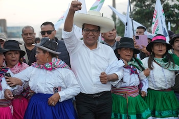 El candidato presidencial Roberto Sánchez, del partido Juntos por el Perú, llega para reunirse con simpatizantes en la comunidad de Huaycán, Lima, Perú, el sábado 9 de mayo de 2026. (AP Foto/Martín Mejía)