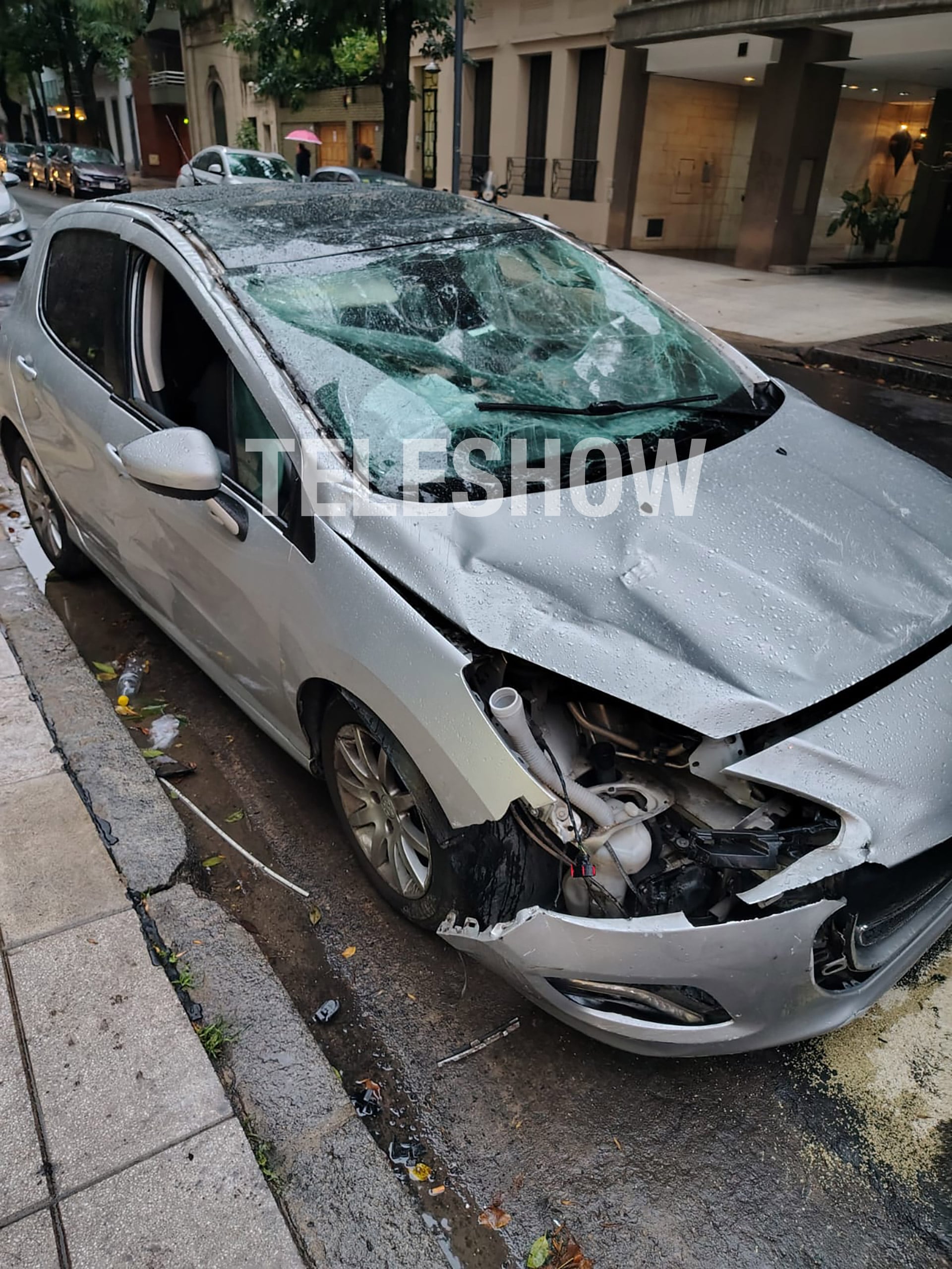 Así quedó el automóvil de Guillermo Pfening tras el vuelco que tuvo en la calle