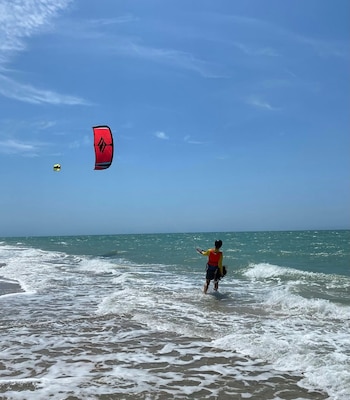 Los vientos de la zona favorecen la práctica de deportes acuáticos como el kitesurf y el windsurf, actividades que atraen a visitantes aficionados a la aventura -crédito wayuukitesurfcolombia/Instagram