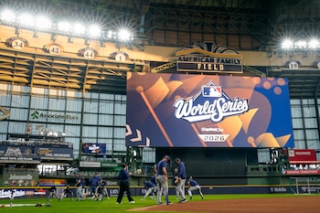 Jugadores de los Rays de Tampa Bay entrenan durante el día de medios de la Serie Mundial de béisbol, el jueves 22 de octubre de 2026, en Milwaukee, previo al primer juego entre los Cerveceros de Milwaukee y los Rays de Tampa Bay. (Foto AP/Kayla Wolf)