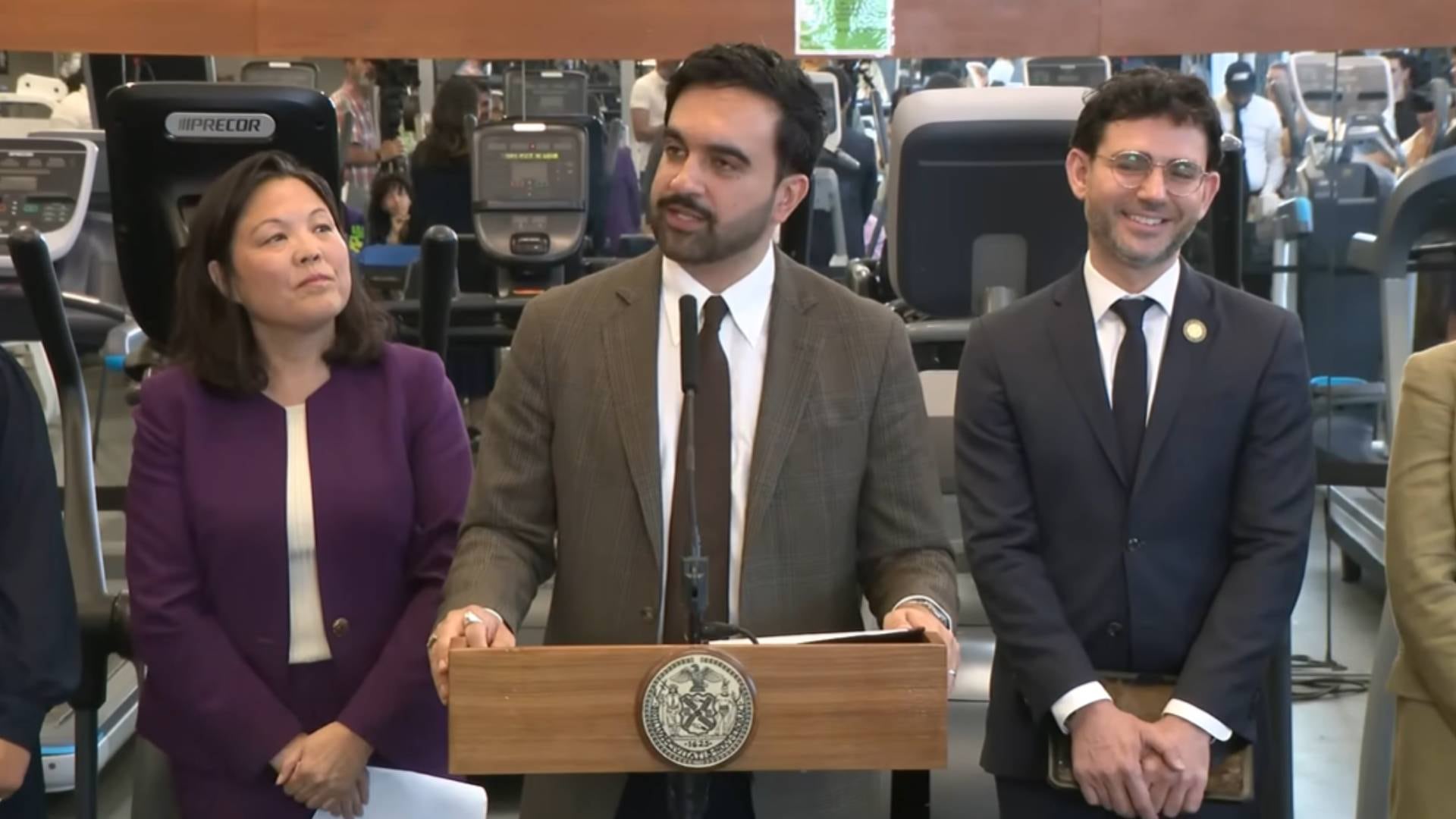 Zohran Mamdani y el DCWP anunciaron normas para frenar precios engañosos que, según Consumer Reports, cuestan USD 3.200 al año a una familia promedio (NYC Mayor's Office)