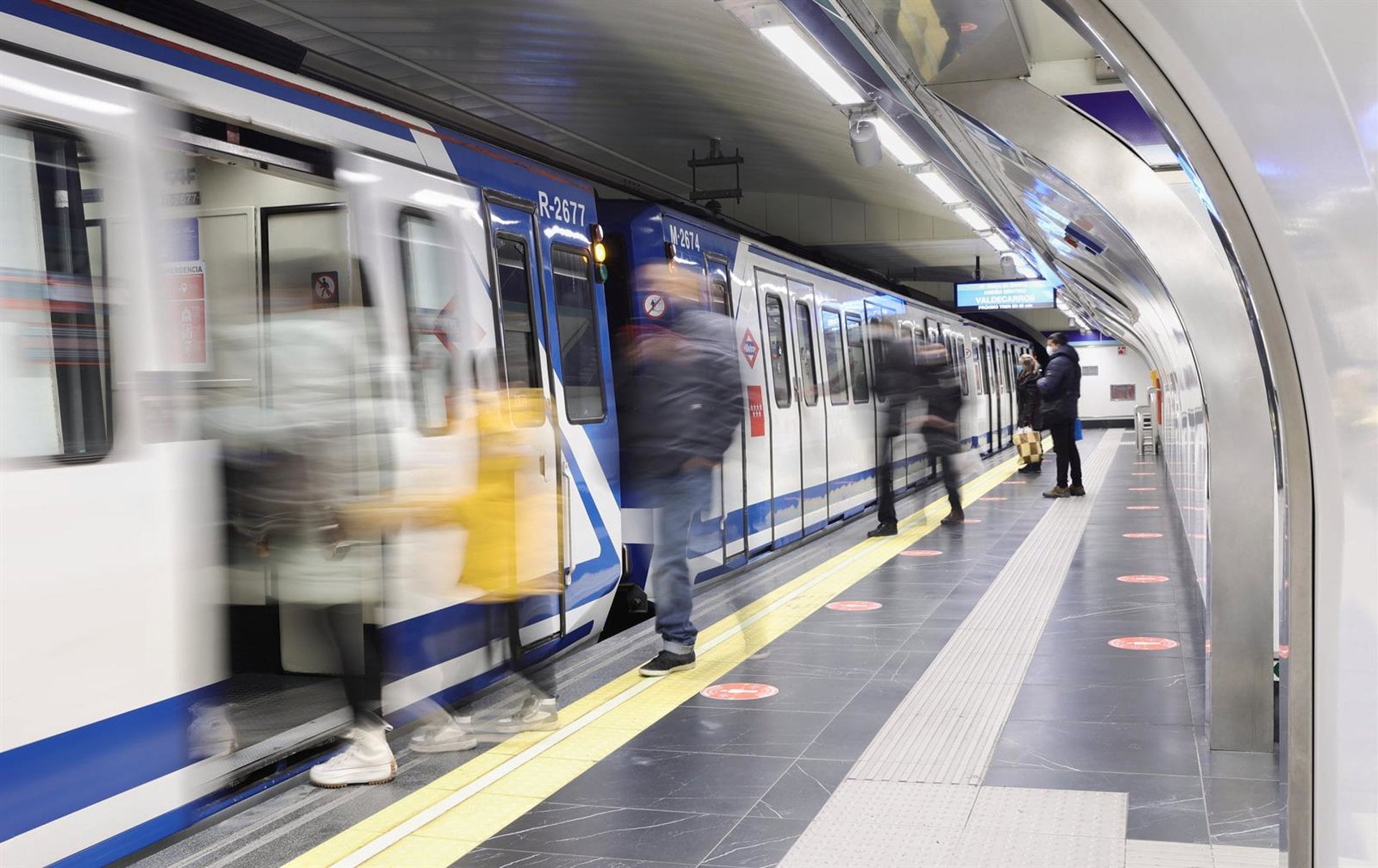 Varias personas entran en un vagón de la estación de Metro de Gran Vía. (Eduardo Parra/Europa Press)