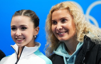 Eteri Tutberidze junto a Kamila Valieva, la rusa que hizo historia con un salto cuádruple en Beijing 2022 (REUTERS/Aleksandra Szmigiel)