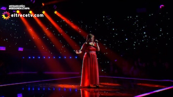 Tiene 60 años, se quebró tras cantar “Como toda mujer” y Ángela Leiva reveló qué le envidia
