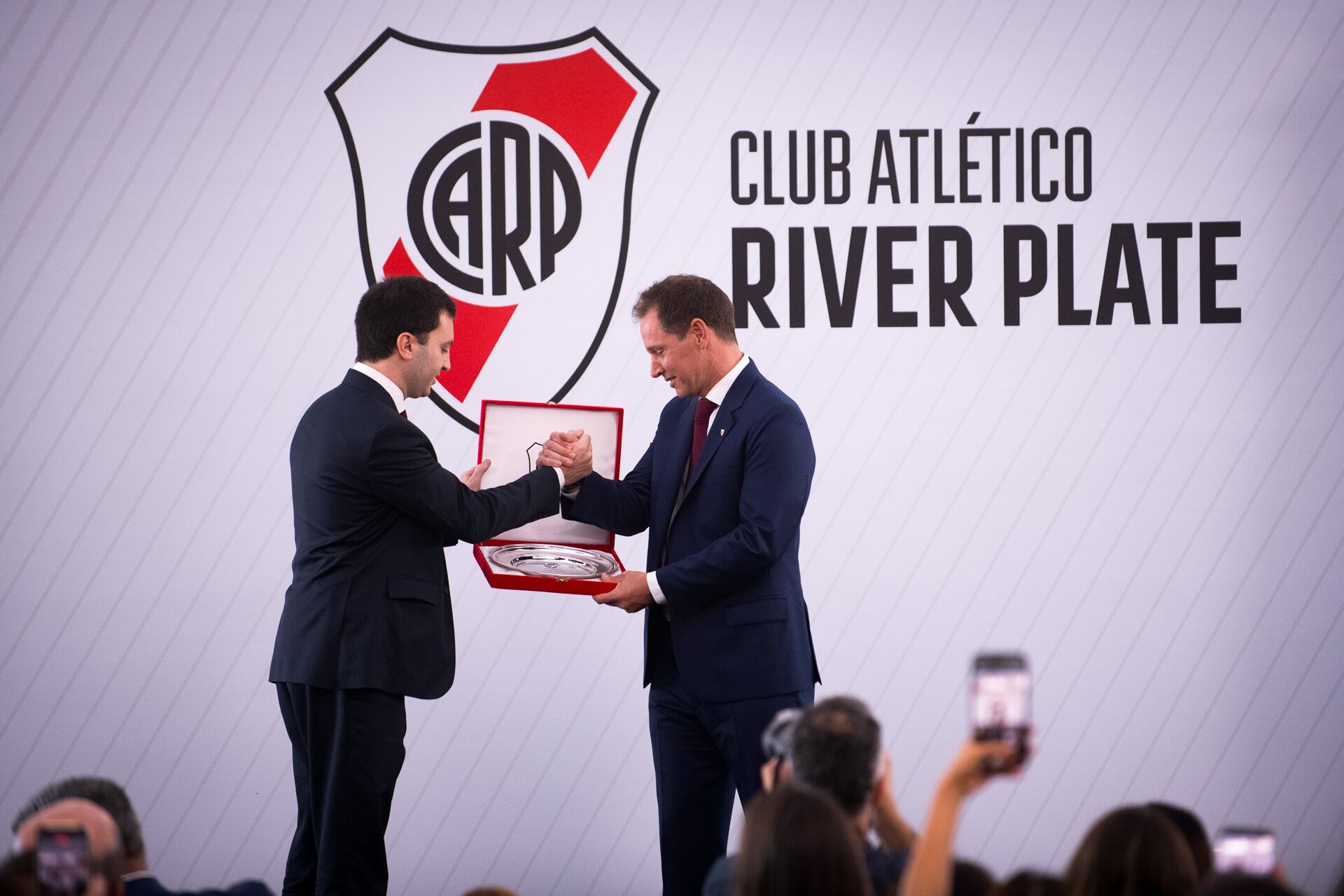 El momento del pase de mando y la placa conmemorativa que recibió el presidente saliente, Jorge Brito (Foto: Jaime Olivos)