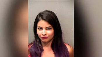 Los registros judiciales de Tarrant County desvelaron que Ashley Ketcherside fue condenada por prostitución en 2012 y 2016 y operaba bajo el alias de “Lola Brea” en un sitio de escorts. (FOX 4 Dallas)