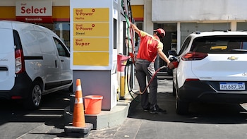 Derrumbe del petróleo: qué pasará con los precios de la nafta y el gasoil tras la reapertura del estrecho de Ormuz