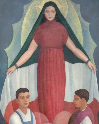 Pintura de una mujer con vestido rojo y manto verde que despliega un lienzo blanco y rojo sobre dos hombres
