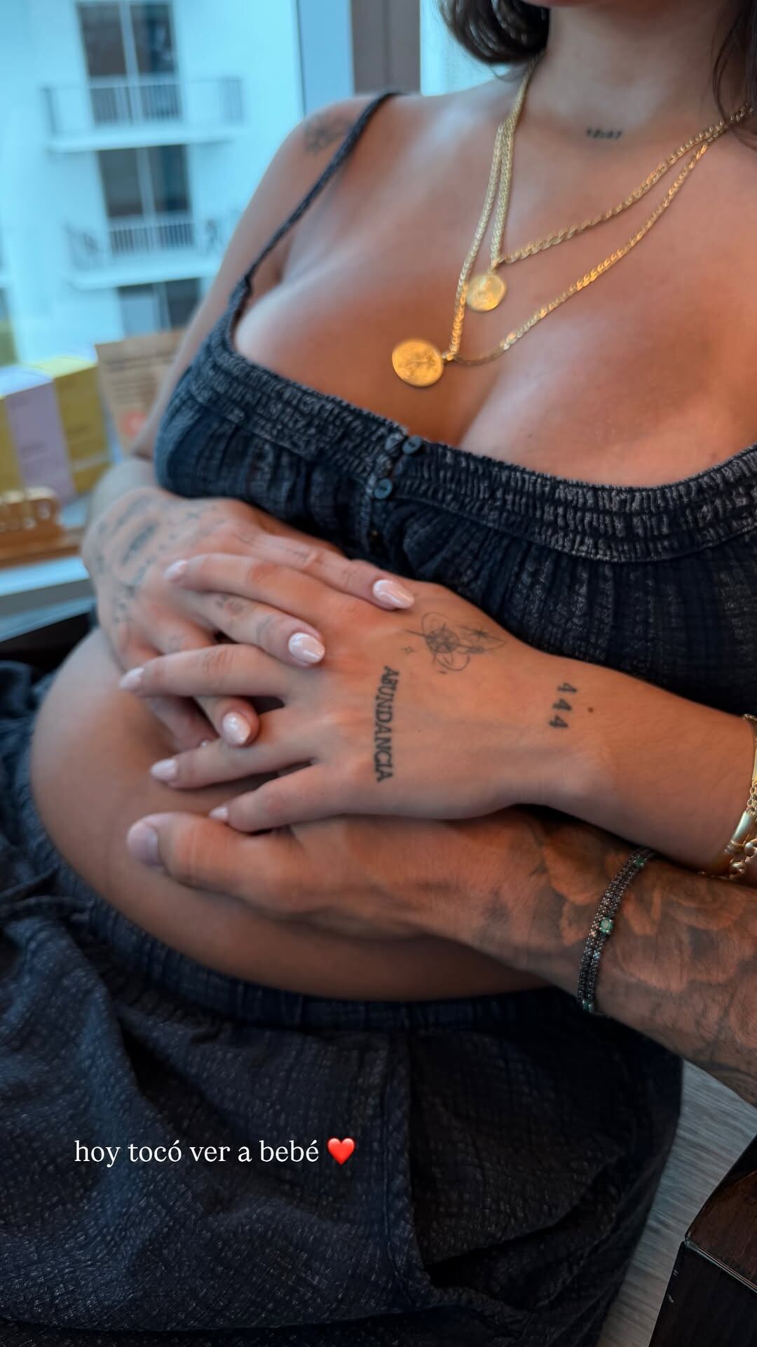 Hugo García e Isabella dieron a conocer el género de su bebé de una manera curiosa, compartiendo la emoción de su futura paternidad. (Instagram)