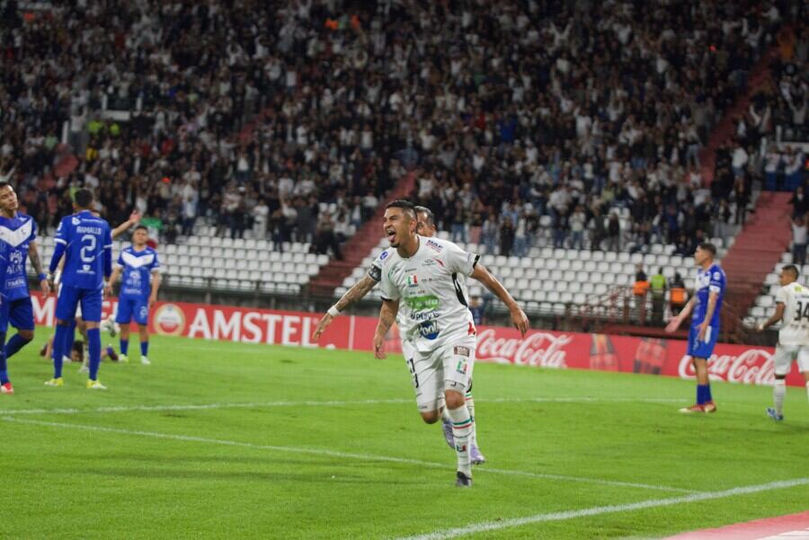 Este fue el momento cuando Jerson Malagón anotó el primer gol para Once Caldas en el estadio Palogrande de Manizales - crédito Santiago Álvarez / Colprensa