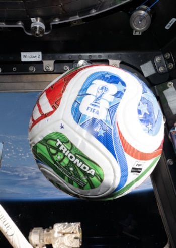 El sensor IMU centralizado en el Trionda permite registrar velocidad trayectoria y punto de contacto con el jugador en tiempo real durante cada partido del Mundial (NASA)