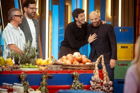 Sebastián Yatra junto a los jurados de MasterChef Celebrity (Telefe)