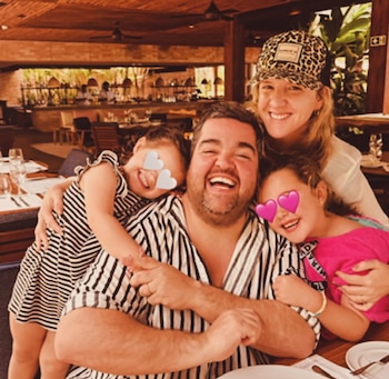 Darío Barassi sonríe junto a