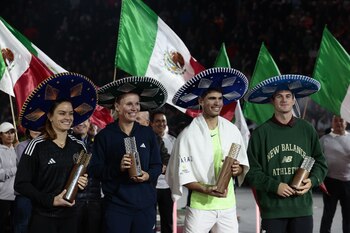 En 2023, el murciano se enfrentó a Tommy Paul en la Plaza de Toros frente a una gran cantidad de aficionados en la CDMX que acudieron para observar a la nueva joya del tenis. (EFE/José Méndez)
