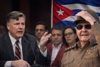 Imagen compuesta de Christopher Landau hablando con micrófono. A su derecha, Raúl Castro saluda con uniforme y gafas de sol, con bandera cubana y personas detrás.
