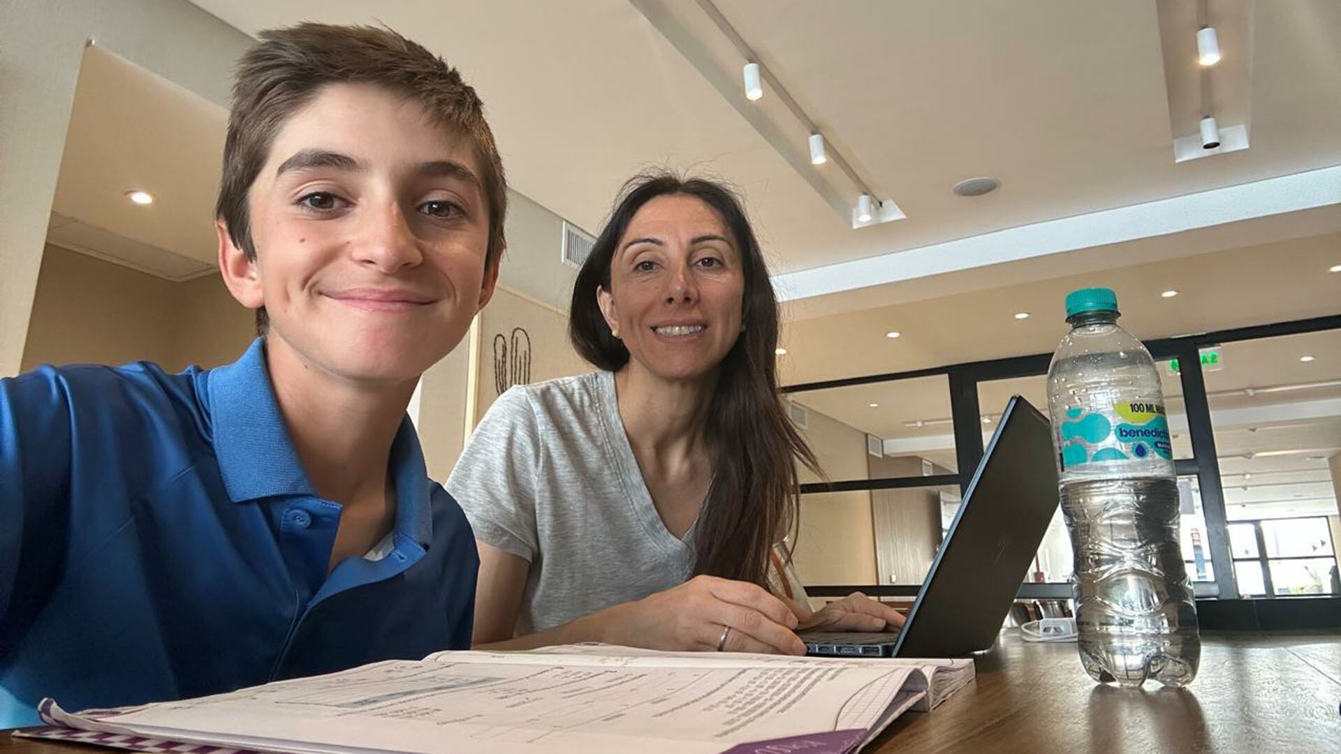 Juan Ignacio Carnevale junto a su mamá Eulogia. En cada torneo, entre raquetas, cuadernos y computadoras, madre e hijo comparten la misma rutina de esfuerzo y compromiso (Crédito: Familia Carnevale)