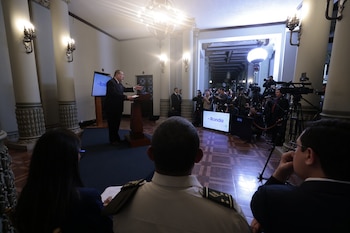 Un orador presenta en un