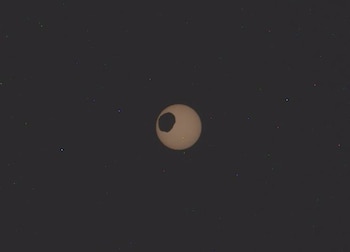 Luna Fobos de Marte vista pasando por delante del Sol desde la posición del rover Perseverance (Europa Press)