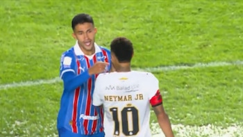 Dos futbolistas en una cancha; uno viste de azul y rojo y el otro lleva una camiseta blanca con el dorsal diez y el nombre Neymar Jr